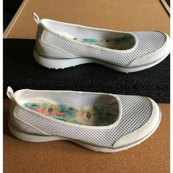 EUC Women's Skechers White Silver Slip On Walking Shoe Microburst Sudden Look 9 - Picture 2 of 12